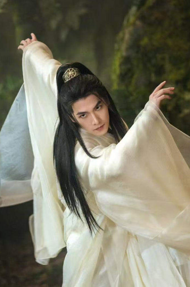 Dương Dương đảm nhận vai Hàn Lập trong bản chuyển thể live-action của Phàm Nhân Tu Tiên Truyện. Không sở hữu xuất thân đặc biệt hay thiên phú vượt trội, Hàn Lập từng bước trưởng thành bằng ý chí, sự cẩn trọng và khả năng thích nghi. Đây cũng là điểm khác biệt giúp nhân vật nhận được sự đồng cảm lớn từ khán giả yêu thích dòng phim tu tiên.