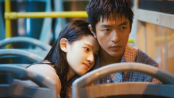 Được chuyển thể từ một câu chuyện có thật từng gây chú ý trên mạng xã hội Trung Quốc, Anh Muốn Chúng Ta Ở Bên Nhau ghi điểm nhờ cách kể chuyện chân thực và gần gũi. Mối tình kéo dài 10 năm giữa Lữ Khâm Dương và Lăng Nhất Nghiêu bắt đầu từ những rung động tuổi học trò nhưng dần bị thử thách bởi áp lực cuộc sống. Khâm Dương không ngừng nỗ lực để xây dựng tương lai cho người mình yêu, trong khi Nhất Nghiêu cũng phải đối mặt với nhiều lựa chọn khó khăn. Không có những biến cố quá kịch tính, bộ phim vẫn khiến người xem nghẹn ngào bởi sự bất lực của tình yêu trước gánh nặng cơm áo gạo tiền. Cái kết bỏ ngỏ càng làm tăng thêm cảm giác day dứt cho khán giả.