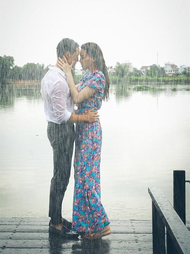 Phân cảnh tình tứ của Hồ Ngọc Hà và Kim Lý trong MV.