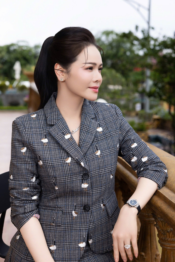 Ở tuổi ngoài 40, Nhật Kim Anh hướng đến cuộc sống cân bằng giữa công việc, gia đình và những giá trị tinh thần tích cực.