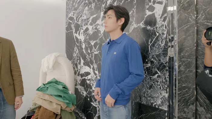 V bị nghi mặc áo có màu sắc tương đồng với chiếc áo được Jennie chọn cho bạn thân khác giới. Ảnh chụp màn hình
