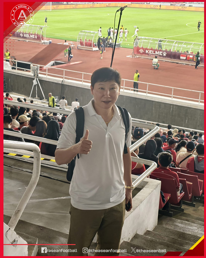 HLV Kim Sang Sik đã có mặt trên khán đài sân Gelora Bung Karno ở Jakarta để theo dõi trận giao hữu giữa Indonesia và Mozambique vào tối 9/6. Ảnh: Asean Football