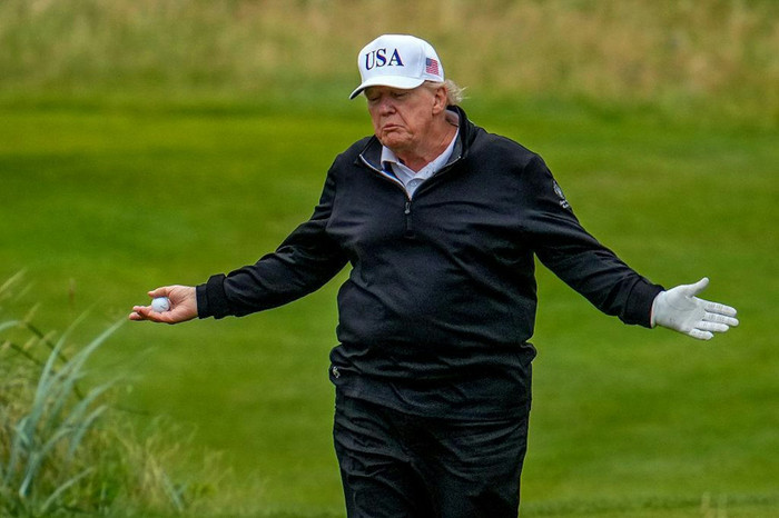 Ngày 27 tháng 7 năm 2025, Tổng thống Mỹ Donald Trump chơi golf tại sân golf Trump Turnberry ở Scotland trong chuyến thăm Vương quốc Anh của ông. (Getty).