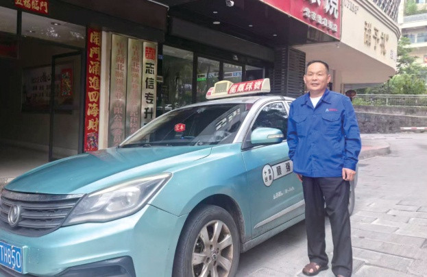 Đi taxi 38.000 đồng nhưng khách chuyển hơn 776 triệu đồng, tài xế lập tức báo cảnh sát Ảnh 1