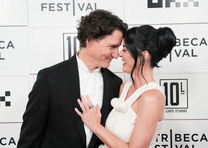 Katy Perry xuất hiện nổi bật trong chiếc váy trắng cổ điển của Lanvin, còn Justin Trudeau lịch lãm với bộ tuxedo đen.