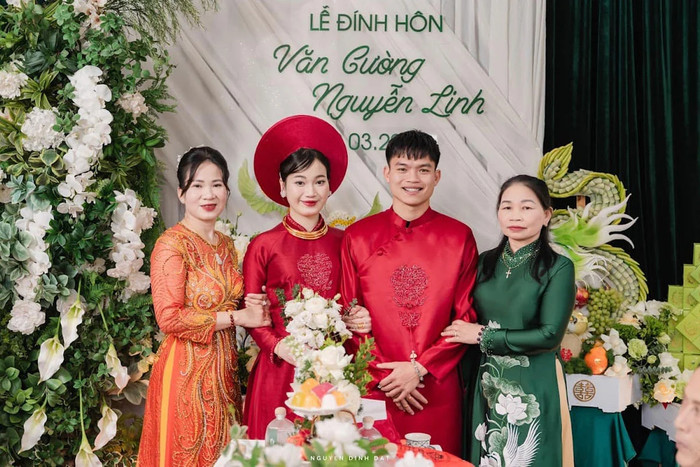 Cầu thủ Hồ Văn Cường bên cạnh bà xã xinh đẹp.