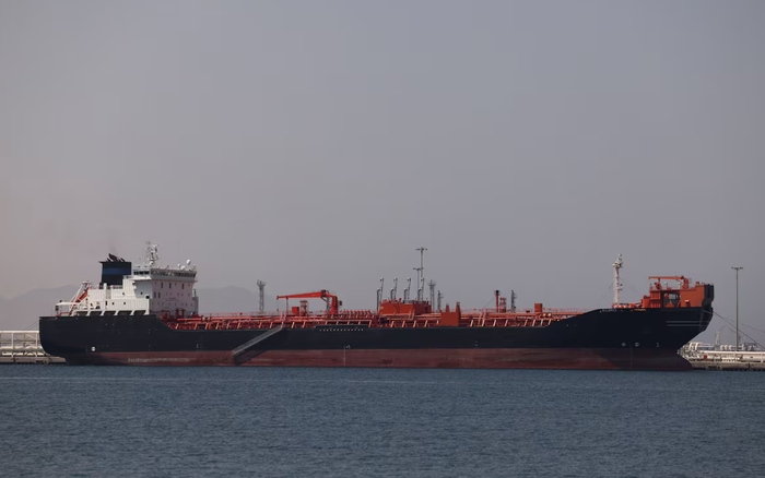Tàu chở dầu/hóa chất 'Bald Man' tại cảng Fujairah, trong bối cảnh xung đột Mỹ-Israel với Iran hạn chế giao thông hàng hải ở eo biển Hormuz, tại Fujairah. Ảnh: Reuters.&nbsp;