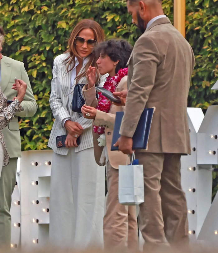 Trước đó, Jennifer Lopez cũng tham dự lễ tốt nghiệp của Emme vào tháng trước cùng gia đình.&nbsp;