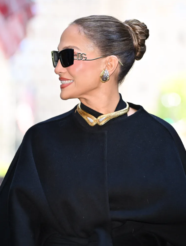 Jennifer Lopez diện loạt phụ kiện xa xỉ. Ảnh: Getty Images