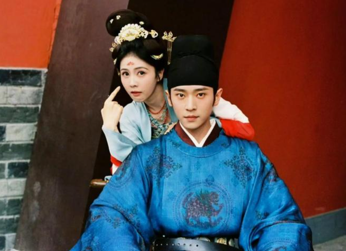 Mô-típ 'song cường' cùng những màn đấu trí liên tục giữa hai nhân vật chính được xem là điểm hút lớn của Mạc Ly trong những tập đầu.