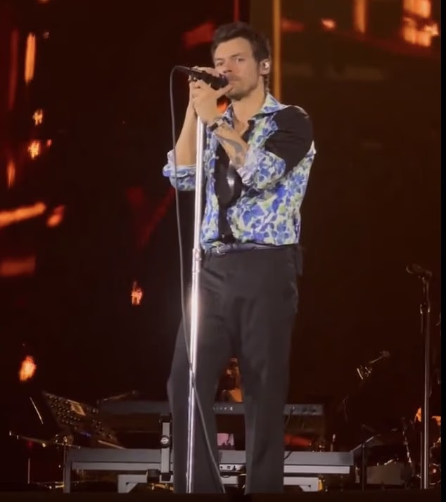 Harry Styles gặp sự cố trước 80.000 khán giả Ảnh 3
