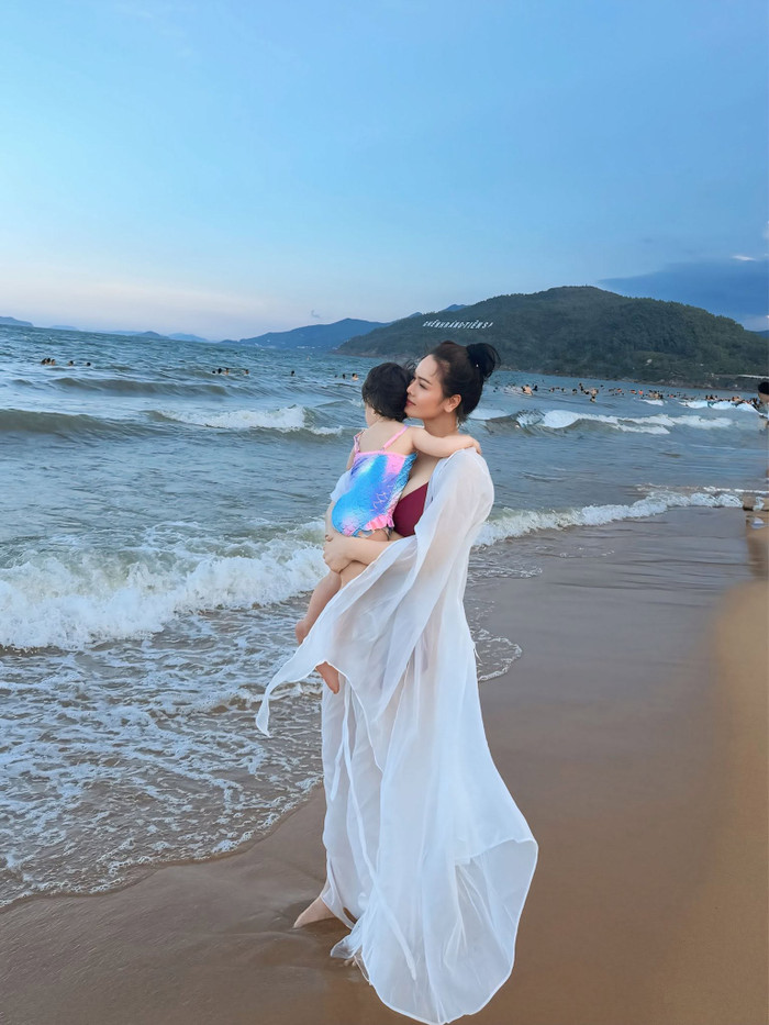 Khoảnh khắc bình yên của Nhật Kim Anh bên con gái.