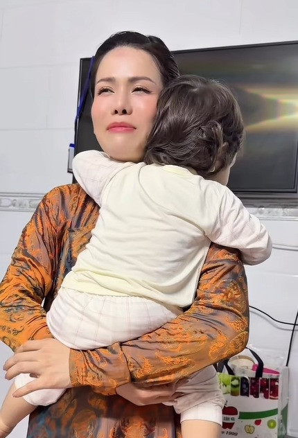 Nhật Kim Anh hạnh phúc bên con gái 1 tuổi.