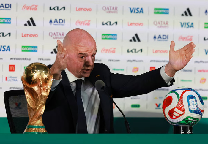 Chỉ còn ít giờ trước trận khai mạc World Cup 2026 giữa Mexico và Nam Phi, Chủ tịch FIFA Gianni Infantino đã có buổi họp báo để giải đáp hàng loạt vấn đề gây tranh cãi xoay quanh công tác tổ chức giải đấu lớn nhất hành tinh. Ảnh: Reuters
