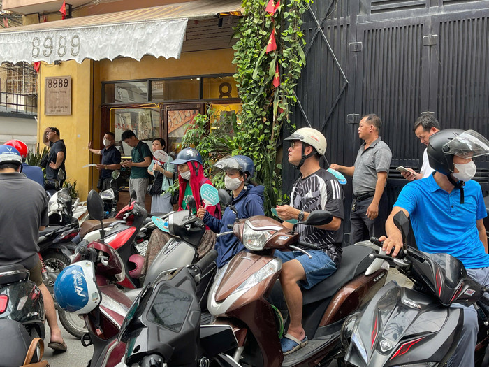 Các con vào phòng thi, cha mẹ cũng nán lại trước cổng trường, ánh mắt thi thoảng lại ngó vào nơi các con đang chinh phục bài thi căng go. Ảnh: Vân Đức