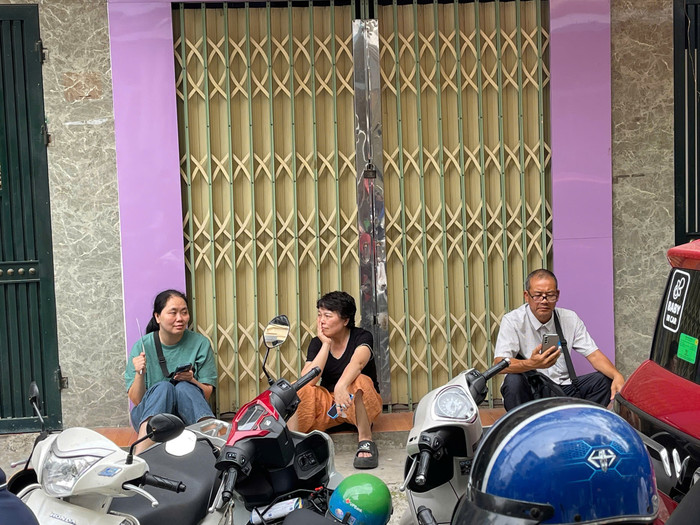 Kỳ thi tốt nghiệp THPT 2026: Ngoài cổng trường, cha mẹ cũng đang 'thi cùng con' Ảnh 2