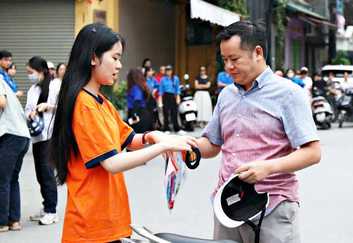 Con vào phòng thi, cha mẹ ở ngoài phòng thi cũng nóng lòng không kém. Ảnh: Vân Đức