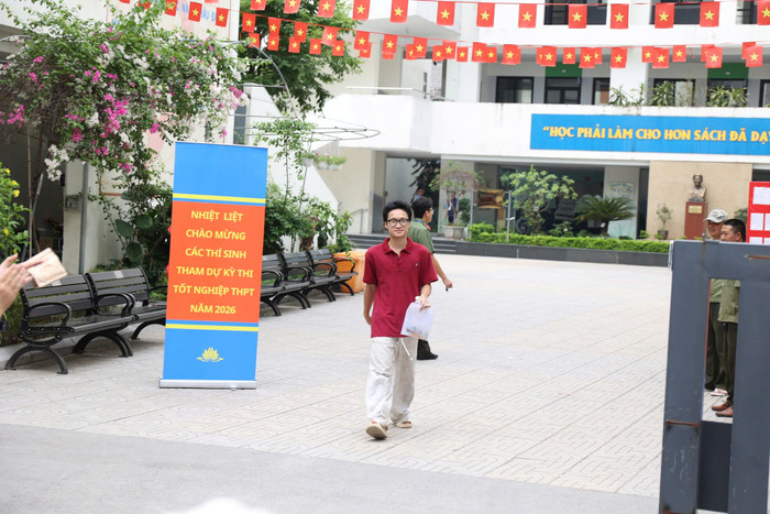Đức Minh - một trong những thí sinh rời phòng thi đầu tiên tại điểm thi Trường THCS Nguyễn Trường Tộ. Ảnh: Vân Đức