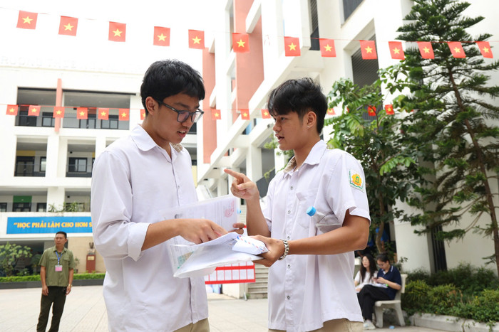 Nam sinh Đào Hoàng Nam (bên trái) trao đổi với bạn sau môn thi. Ảnh: Vân Đức