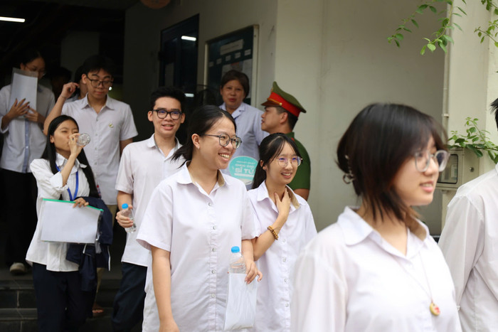 Thí sinh rời phòng thi môn Văn với tâm trạng thoải mái. Ảnh: Vân Đức