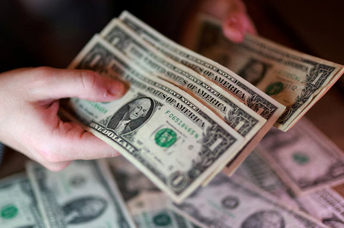 Đồng USD biến động khi nhà đầu tư đánh giá triển vọng lãi suất của Fed. Ảnh: Reuters.&nbsp;