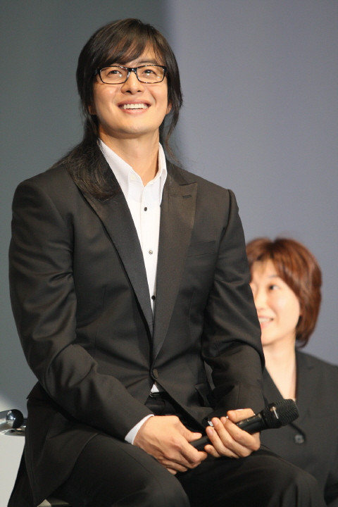 Bae Yong Joon vẫn giữ được sức nóng tên tuổi sau nhiều năm 'ở ẩn'. Ảnh: BOF