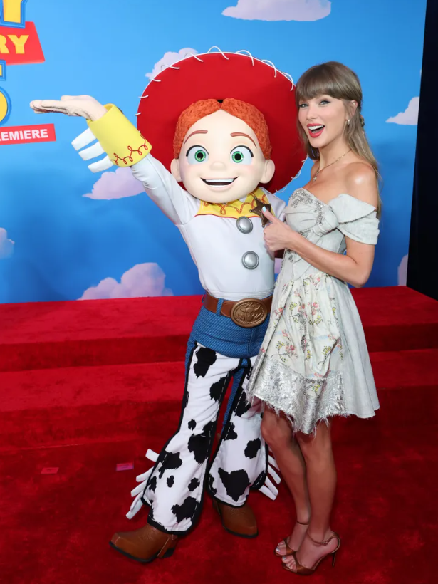 Taylor Swift tại buổi ra mắt phim Toy Story 5. Ảnh: Getty