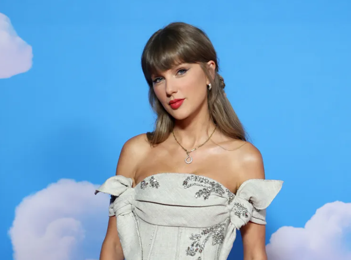 Taylor Swift thu hút sự chú ý khi đeo lại chiếc vòng cổ kim cương hình móng ngựa, được cho là ẩn chứa thông điệp liên quan đến Toy Story 5. Ảnh: Getty