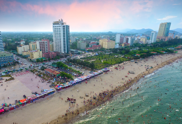 Du khách đến vui chơi ở biển Cửa Lò - Nghệ An.