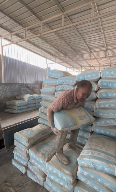 Cụ ông 66 tuổi vác xi măng suốt 20 năm không được trả lương, câu nói của người chủ gây phẫn nộ Ảnh 1