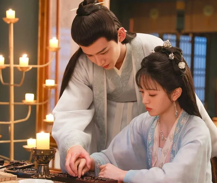 Bạch Kính Đình và Điền Hi Vi tạo nên bộ phim cổ trang mang màu sắc nhẹ nhàng, hài hước. Trong thế giới gồm chín vùng đất, Lý Vi chỉ mong bị loại khỏi kỳ tuyển tú để trở về quê, nhưng lại bất ngờ kết hôn với Lục thiếu chủ Doãn Tranh. Cuộc sống sau hôn nhân liên tục xuất hiện những tình huống dở khóc dở cười, đồng thời truyền tải thông điệp về sự độc lập và trưởng thành của phụ nữ.