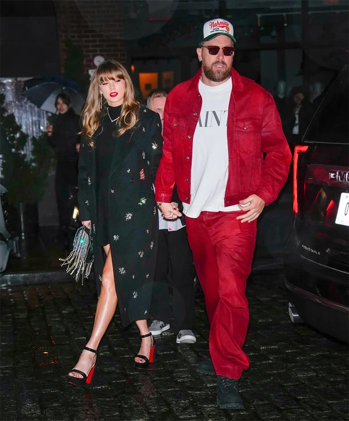 Taylor Swift và Travis Kelce đính hôn vào tháng 8/2025 sau khoảng hai năm hẹn hò.
