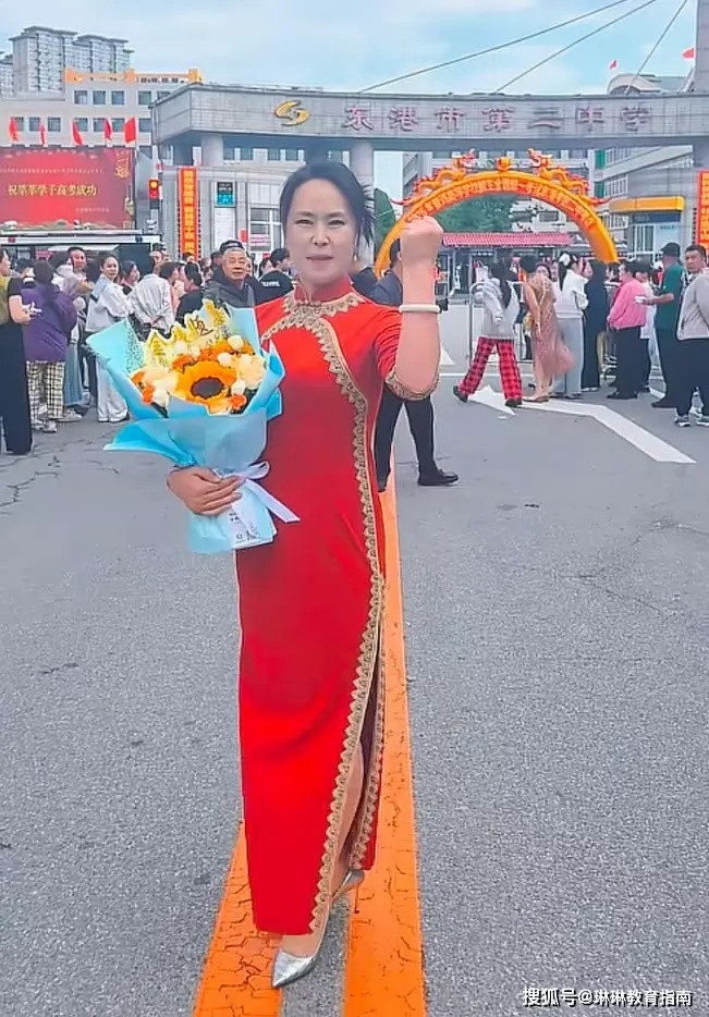Mặc sườn xám đưa con đi thi Đại học, người mẹ gây tranh cãi vì một chi tiết Ảnh 1