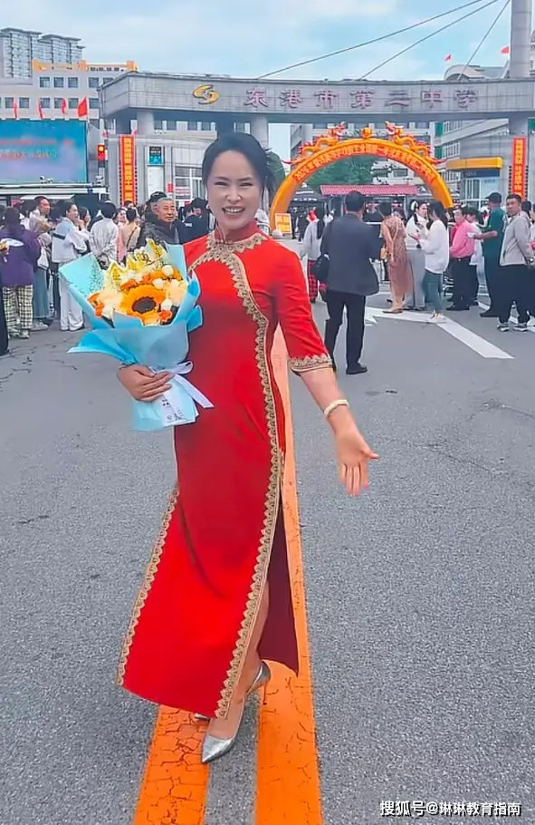 Mặc sườn xám đưa con đi thi Đại học, người mẹ gây tranh cãi vì một chi tiết Ảnh 3