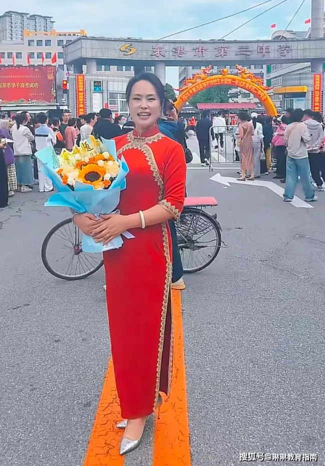 Mặc sườn xám đưa con đi thi Đại học, người mẹ gây tranh cãi vì một chi tiết Ảnh 4