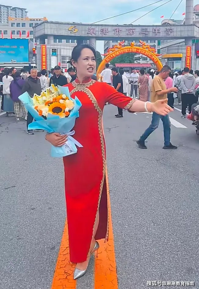 Mặc sườn xám đưa con đi thi Đại học, người mẹ gây tranh cãi vì một chi tiết Ảnh 2
