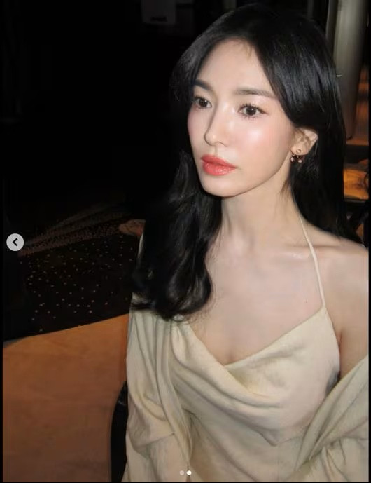 Song Hye Kyo diện váy dây, khoe vẻ đẹp quyến rũ.