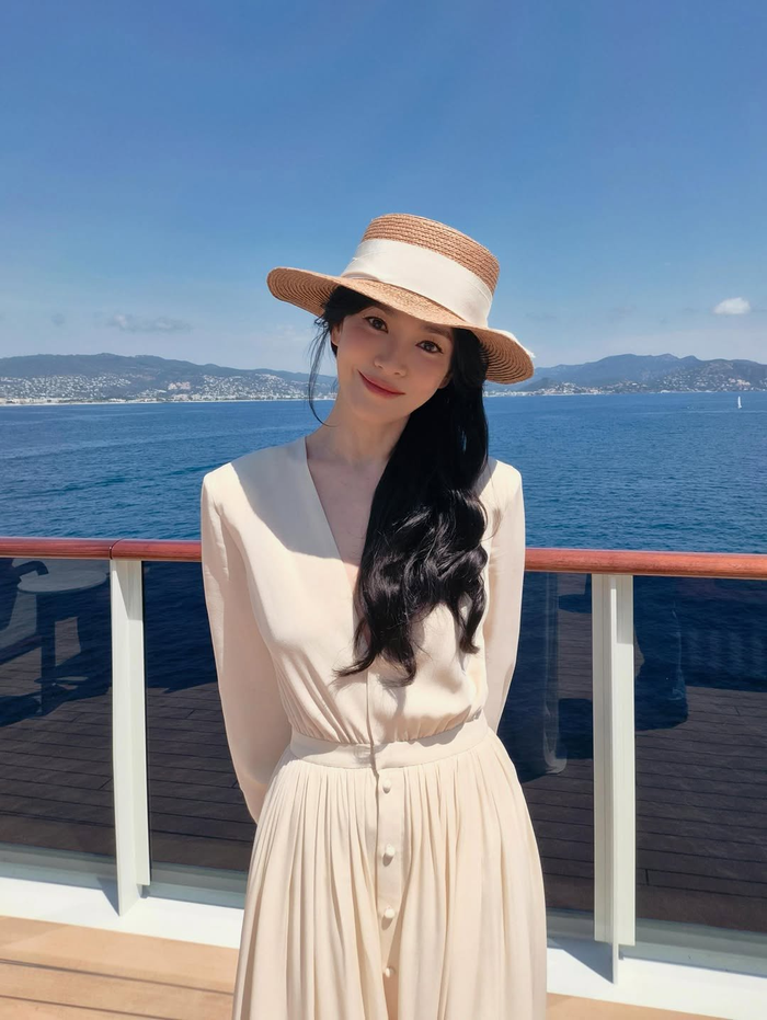 Song Hye Kyo tiếp tục trở thành tâm điểm chú ý khi đăng tải loạt ảnh mới trên trang cá nhân.