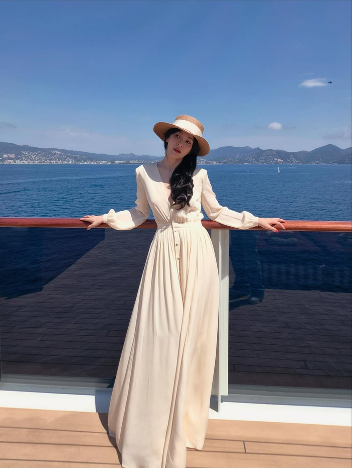 Song Hye Kyo lựa chọn phong cách thời trang đơn giản nhưng tinh tế với chiếc váy dài màu be kết hợp cùng mũ cói.