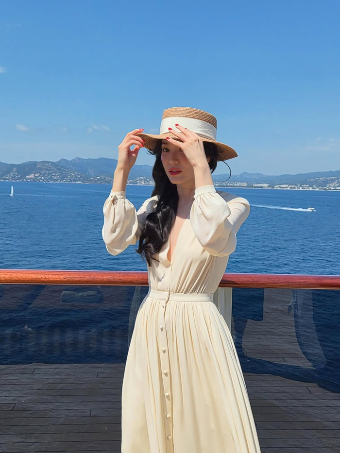 Song Hye Kyo gây sốt với nhan sắc như búp bê trên du thuyền sang trọng Ảnh 2