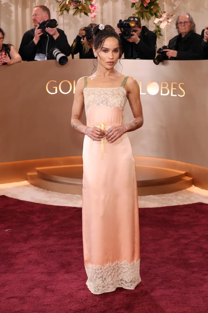 Tại lễ trao giải Quả Cầu Vàng hồi tháng 1, Zoë Kravitz vẫn chưa có hình xăm này trên cơ thể.