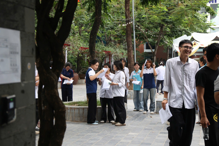 Thi tốt nghiệp THPT 2026: Kết thúc môn Toán, sĩ tử 'thở phào' Ảnh 6