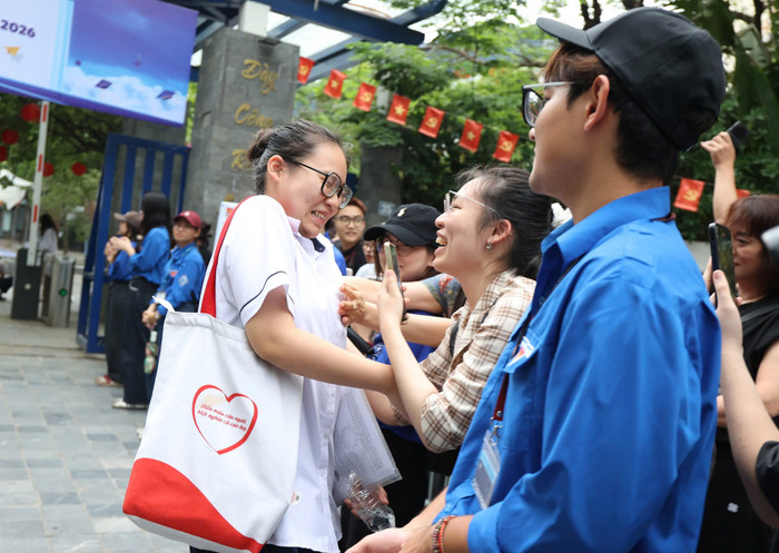 Thi tốt nghiệp THPT 2026: Kết thúc môn Toán, sĩ tử 'thở phào' Ảnh 3