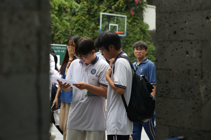 Thi tốt nghiệp THPT 2026: Kết thúc môn Toán, sĩ tử 'thở phào' Ảnh 5
