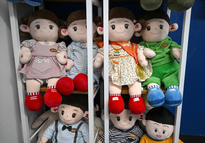 Các búp bê chăm sóc sức khỏe tích hợp trí tuệ nhân tạo của Hyodol, được thiết kế dành cho người cao tuổi, được trưng bày tại trụ sở công ty ở Anyang. Ảnh: AFP-JIJI
