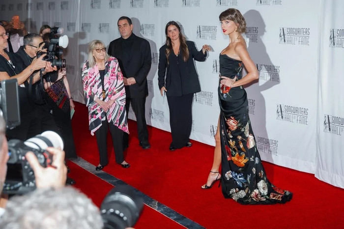 Taylor Swift đón cột mốc lịch sử trong sự nghiệp, Travis Kelce lập tức có mặt để đồng hành Ảnh 4