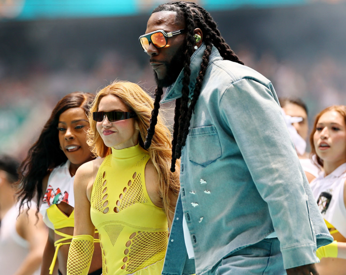 Shakira và Burna Boy biểu diễn trong lễ khai mạc. Ảnh: Reuters