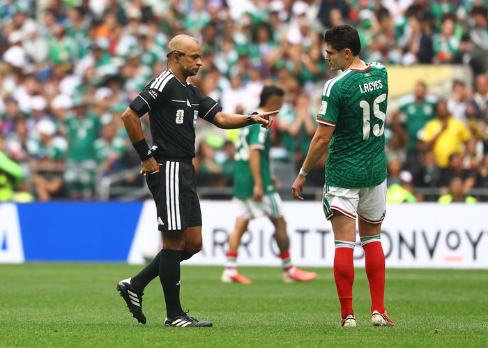 Trận khai mạc World Cup 2026 có đến 3 thẻ đỏ. Ảnh: Reuters