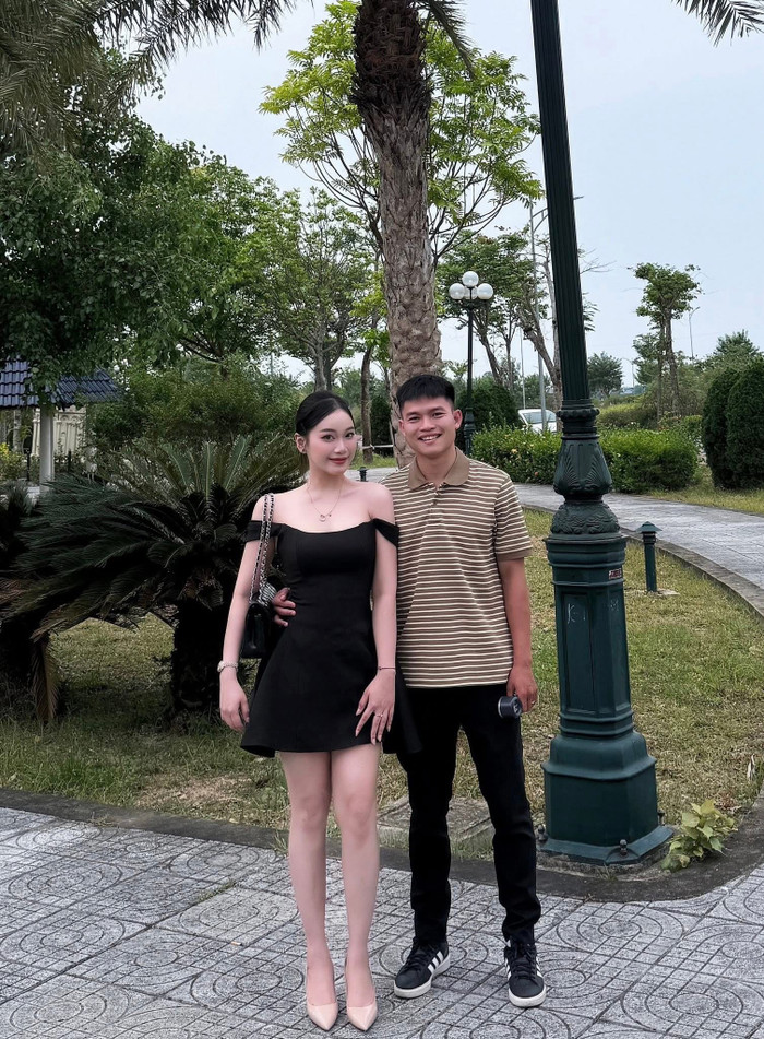 Mới đây, vợ Hồ Văn Cường thu hút sự chú ý khi chia sẻ hình ảnh tình cảm bên chồng trên mạng xã hội. Ảnh: FBNV