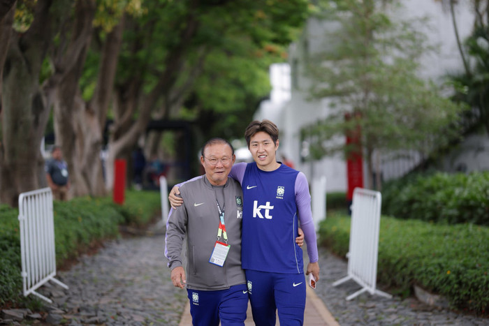 HLV Park Hang Seo và Lee Kang-in. Ảnh: Park Hang Seo